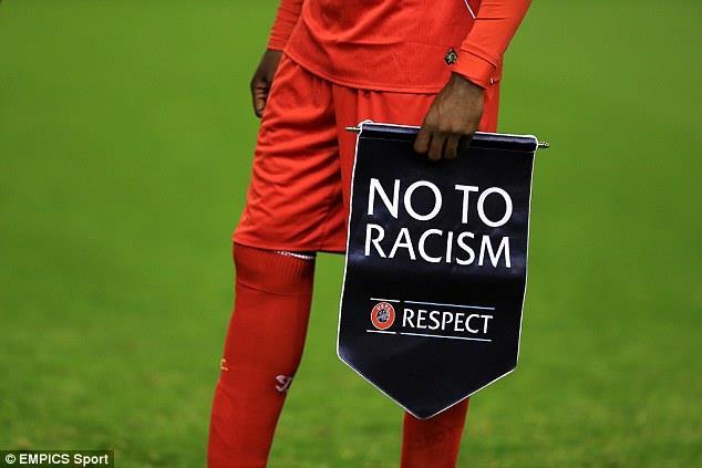 Τα κρούσματα ρατσισμού στα γήπεδα, με ακραίες ρατσιστικές εκφράσεις κατά ποδοσφαιριστών άλλου χρώματος ή θρησκείας, είναι μια εξελιγμένη μορφή βίας που έχει