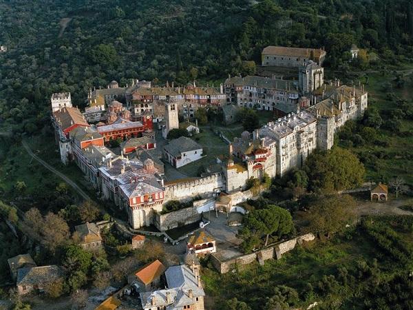 Ανάμεσα σ αυτούς τους λίγους που ακολούθησαν τον Κύριο, εφύλαξαν πιστά τους λόγους Του και οδηγήθηκαν μέσα από οδούς σκληράς στη Ζωή είναι και ο Άγιος Μάξιμος ο Γραικός.