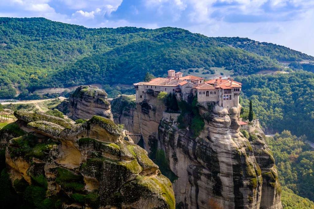 02/12/2018 Άγια Μετέωρα τα κάστρα της Ορθοδοξίας / Ιερές Μονές Στο βορειοδυτικό άκρο της θεσσαλικής γης, ανάμεσα στους θεόρατους ορεινούς όγκους της Πίνδου των Αντιχασίων, κοντά στην αγκαλιά του