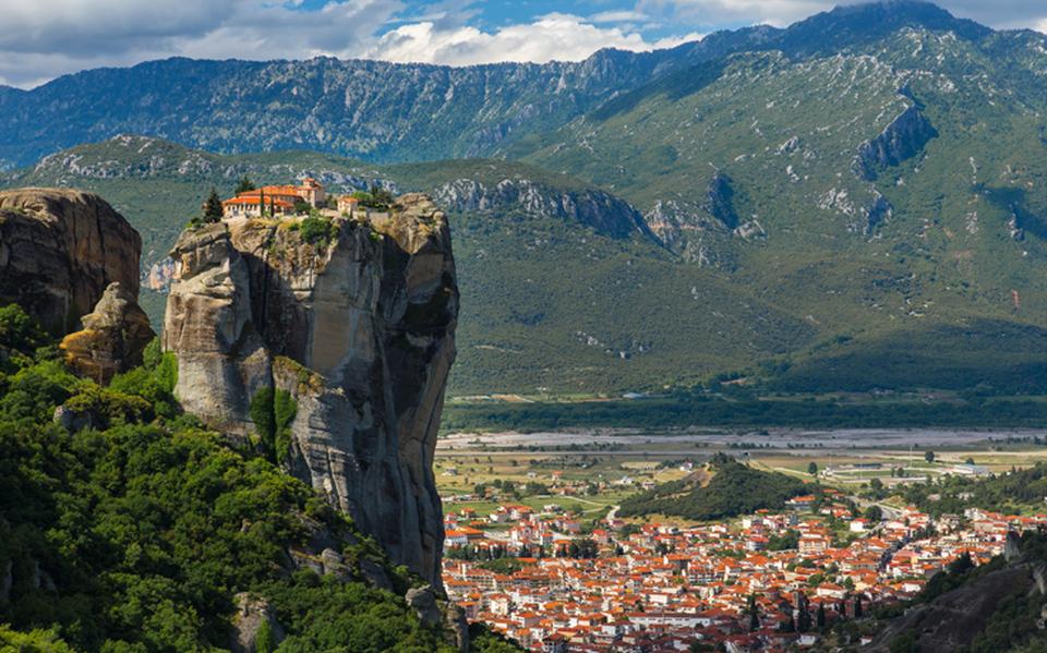 Με την καταλυτική φθορά του χρόνου, με τις κάθε λογής περιπέτειες δυσκολίες στο πέρασμα των αιώνων, οι περισσότερες από τις άλλοτε ακμάζουσες μετεωρίτικες μονές ερημώθηκαν ερειπώθηκαν παραδόθηκαν στο