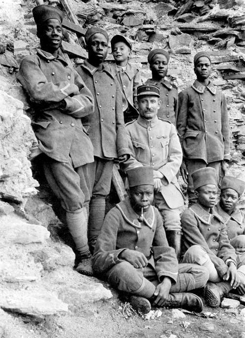 Το φθινόπωρο του 1915, μια δύναμη της Αντάντ αποβιβάστηκε στο λιμάνι της Θεσσαλονίκης.
