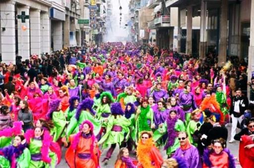 Κυριακή της Τυρινής Άνθρωποι µε αστείες φορεσιές βγαίνουν στους δρόµους, συνοδευόµενοι από την µουσική της µπάντας του δήµου. Είναι η µέρα της Παρέλασης των Καρνάβαλων!