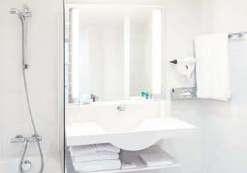 ibis Strasbourg Centre Gare 3* 10 place de la Gare, 67000 Στρασβούργο, Γαλλία ibis Marseille Centre Euromed 3* (Μασσαλία) 25 Boulevard de