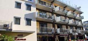 Το ξενοδοχείο προσφέρει 295 μοντέρνα επιπλωμένα δωμάτια και σουίτες.