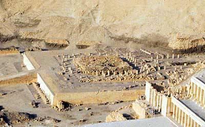 ΠΥΡΑΜΙΔΕΣ Ερείπια Νεκρικού ναού