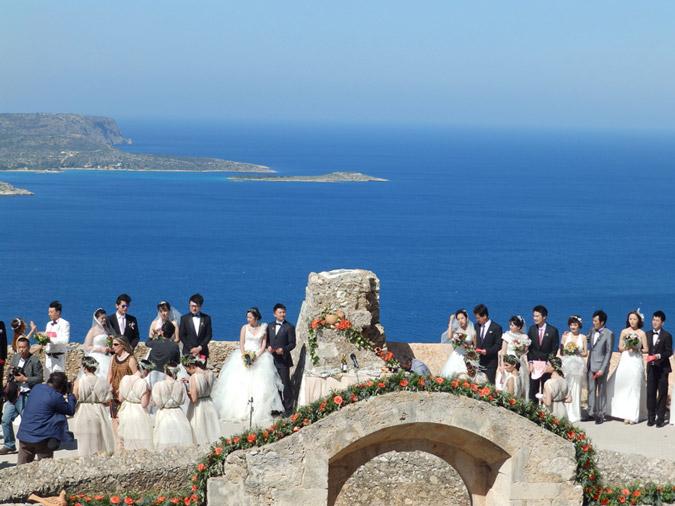 ΓΑΜΟΣ ΑΛΑ ΕΛΛΗΝΙΚΑ Πέρυσι στη Σαντορίνη πραγματοποιήθηκαν 1.100 γάμοι και γαμήλιες τελετές!