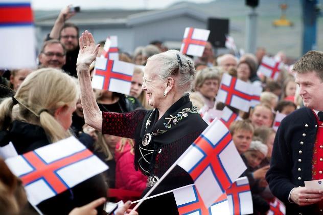 Η πρώτη φωτογραφία είναι της βασίλισσας Μαργαρίτης σε επίσκεψη στη Γροιλανδία και στη δεύτερη επισκέπτεται τις Νήσους Φερόε, τοποθετημένες βόρεια της Σκωτίας.