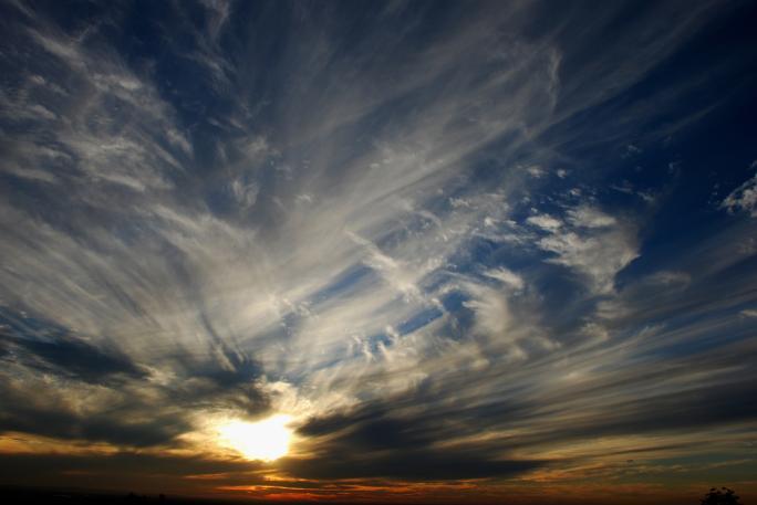 Τα σύννεφα και ο καιρός Τα νέφη, όπως όλοι ξέρουμε, δεν είναι ίδια. Χωρίζονται σε πολλές κατηγορίες, ανάλογα με το ύψος στο οποίο σχηματίζονται, το σχήμα τους και το πάχος τους.
