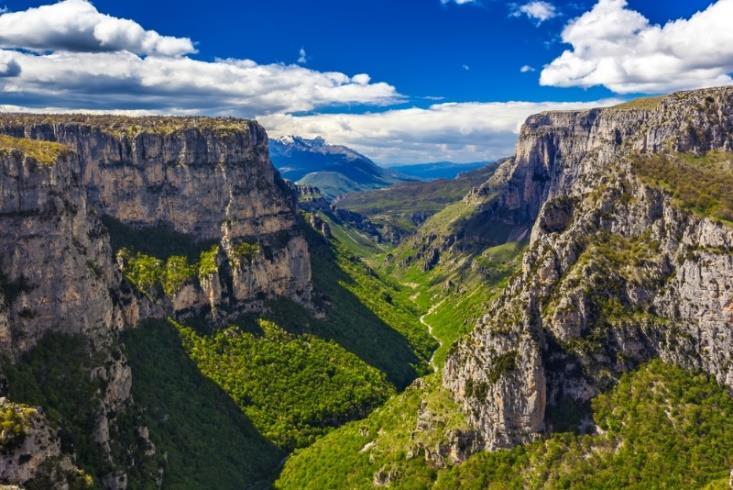 διάρκεια του Β Παγκοσμίου Πολέμου καθώς οι κάτοικοι της περιοχής έψαχναν καταφύγια για προστασία από τους βομβαρδισμούς. Συγκαταλέγεται στα καλύτερα του κόσμου με μεγάλη ποικιλία σταλακτιτών.