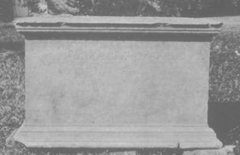 12α-β. Ενεπίγραφη βάση αγάλματος, αφιέρωμα της βασίλισσας Ευρυδίκης στην Εύκλεια, από τον αποθέτη των γλυπτών στο Ιερό της θεάς. 12γ-δ.