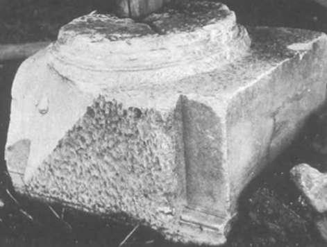 13α-β. Ενεπίγραφη βάση αγάλματος της βασίλισσας Ευρυδίκης από τα Παλατίτσια.