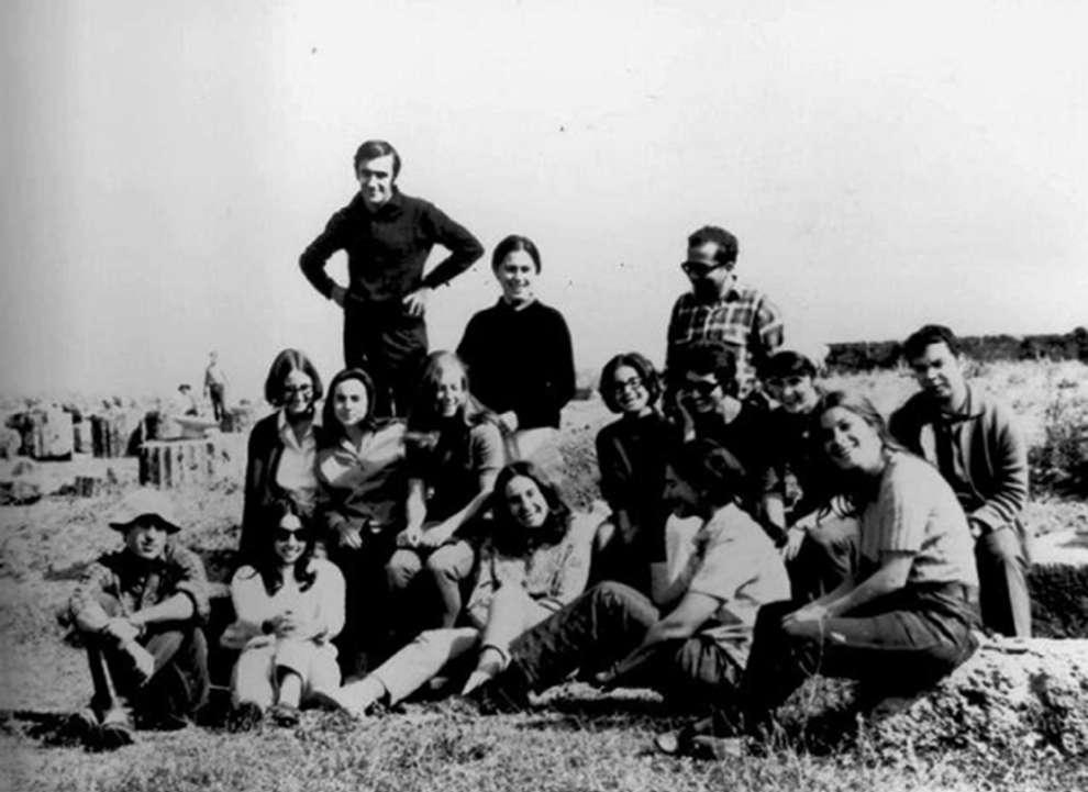 1. Φοιτητές στο ανάκτορο της Βεργίνας (1968). E ίχα την τύχη να συμμετάσχω από τα φοιτητικά μου χρόνια, στα τέλη της δεκαετίας του 60, στην πανεπιστημιακή ανασκαφή της Βεργίνας (εικ.