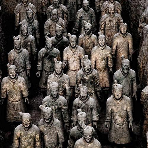 300 χρόνια, καθώς και το Μουσείο με τα μπρούντζινα άρματα. Μια μαρτυρία της δύναμης, της ανάπτυξης και της ακμής της χώρας κατά την περίοδο της ολιγόχρονης Δυναστείας των Τσιν (221-206 π.χ.).