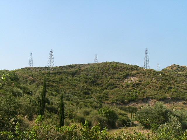 Φωτογραφία 2. Πύργοι κατάσβεσης γύρω από τον Κρόνιο λόφο Φωτογραφία 3.