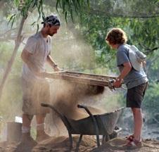 κρύβεται σε αυτό. Λόγου χάρη, το φτυάρι πρέπει να είναι το στενότερο δυνατόν, να χρησιμοποιείται απαλά και όχι να μπήγεται βίαια στην επιφάνεια του εδάφους.