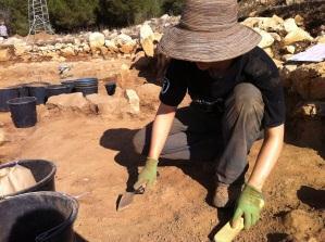 Είναι φανερό ότι όσο πλησιάζει ο ανασκαφέας στο σημείο ανεύρεσης κάποιου αρχαίου αντικειμένου, τόσο μειώνει τη δύναμη των εργαλείων του και, βέβαια, αυξάνει την προσοχή του.