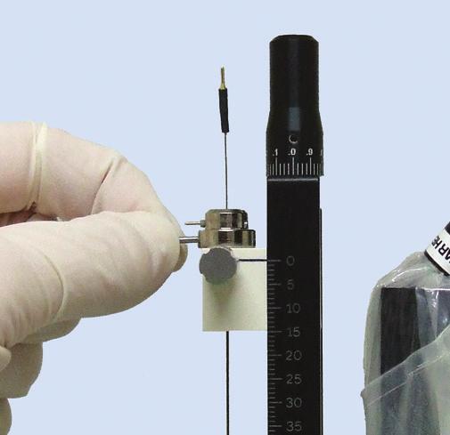 Εισαγάγετε το μικροηλεκτρόδιο μέσα στο φορέα και το διαχωριστικό σωλήνα μέχρις ότου το στοπ του μικροηλεκτροδίου φτάσει στο ίδιο επίπεδο με το