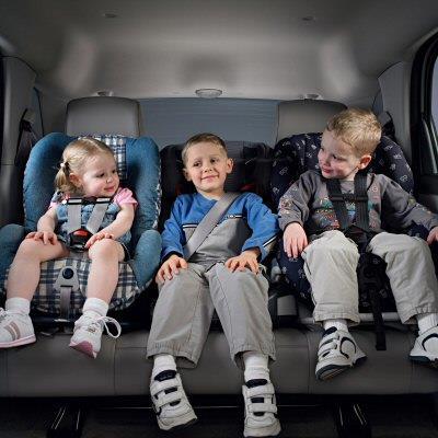 Είναι ασφαλέστερο να τοποθετείτε το παιδικό κάθισμα στα πίσω καθίσματα του αυτοκινήτου.