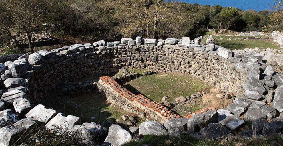 Σαμοθράκη. Ιερό των Μεγάλων Θεών. Θόλος Αρσινόης (Wikimedia Commons). πλευρά του κτηρίου. Σε αυτό το κτήριο βρέθηκε ανάγλυφη ζωφόρος που απεικονίζει χο