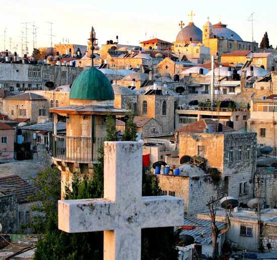 Συνεχίζουμε για το Λιθόστρωτο, τον Οίκο Ιωακείμ και Άννας (των γονέων της Παναγίας μας) καθώς και το σπίτι που γεννήθηκε η Παναγίας και από την πύλη των Λεόντων θα μεταβούμε την Γεθσημανή, όπου θα