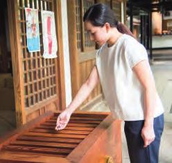 在神社的鸟居或寺庙的山门, 敬一礼 神社は鳥居 お寺は山門で 一礼 Walk on the sides of the path inside, avoiding the middle where the deities walk.