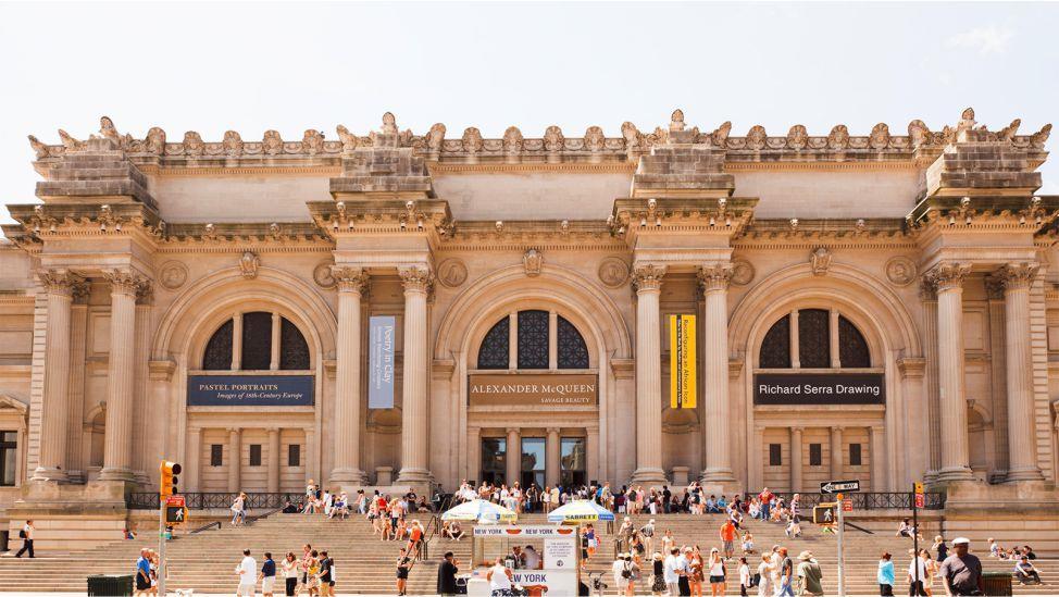 Ολοκληρώνουμε την ημέρα μας με την ξενάγηση σε ένα από τα διασημότερα και πλουσιότερα μουσεία στον κόσμο το Metropolitan Museum of Art όπου είναι συγκεντρωμένα πολλά έργα ανεκτίμητης αξίας από κάθε