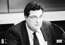 γνωρίζει καλά την Αμερική, έχει αφουγκρασθεί τις προκλήσεις και τους καημούς της ομογένειας.
