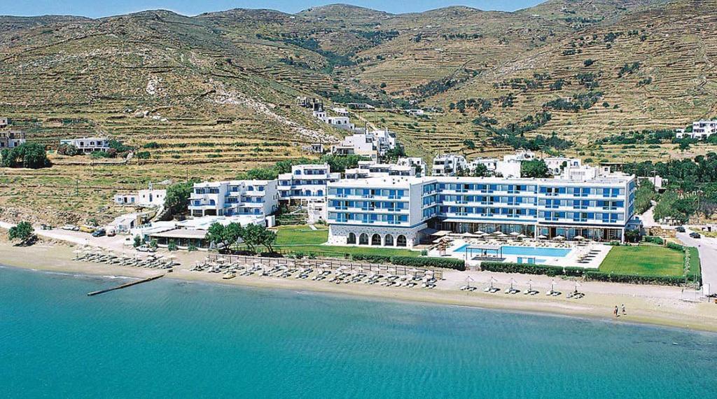 TINOS BEACH HOTEL & BUNGALOWS 4* KΙΟΝΙΑ - ΤΗΝΟΣ Ένα από τα πλέον ιδιαίτερα νησιά των Κυκλάδων.