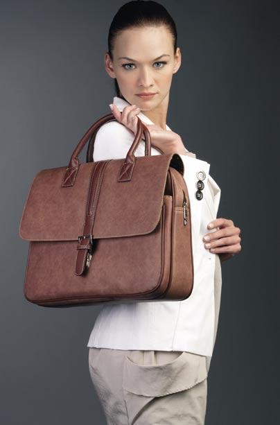 Casual chic. Εντυπωσιάζει σε κάθε εµφάνισή της και χωράει τα πάντα!