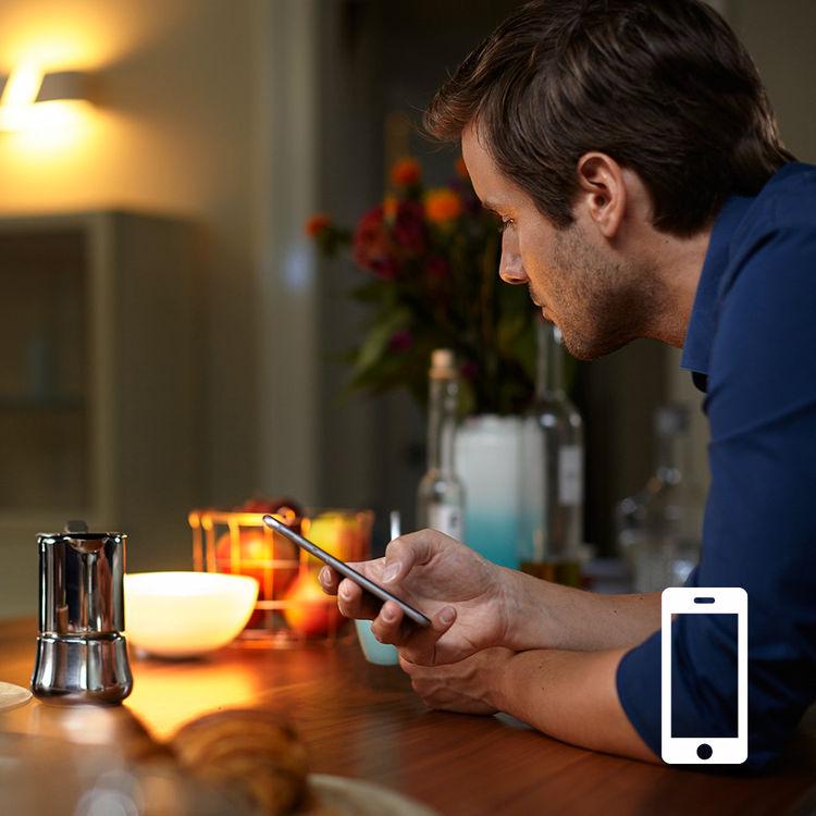 Ρυθμίστε χρονοδιαγράμματα φωτισμού Επεκτείνετε το οικοσύστημά σας Συμβατότητα με το Apple HomeKit Χάρη στο Philips Hue, μπορείτε να χειριστείτε τα φώτα ακόμη κι αν δεν είστε σπίτι, χρησιμοποιώντας τη