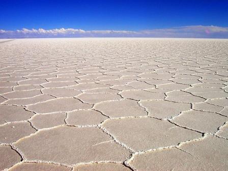 Πριν από περίπου 40.000 χρόνια η περιοχή του Uyuni καλυπτόταν από τα νερά μιας μεγάλης αλμυρής λίμνης έκτασης 12.000 τετρ. χλμ.