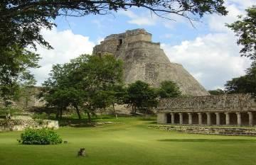Στη διαδρομή προς την κεντρική πλατεία βρίσκονται πολλά μνημεία παγκόσμιας κληρονομιάς, που οι Γουατεμαλέζοι και κυρίως η Ουνέσκο προφυλάσσουν και συντηρούν πολύ σχολαστικά.