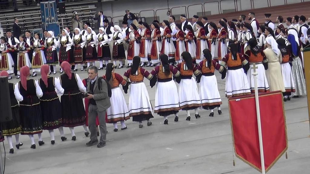 Παραδοσιακοί χοροί από την Θεσσαλία: Καραγκούνα, Πηλιορείτικος, Σβαρνιάρα.