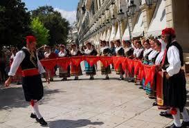 του νησιού, η άμοιρη, κυκλικός μιμητικός και σατυρικός χορός οποίος εντάσσεται στα δρώμενα της αποκριάς παράλληλα με τις «ομιλίες», τις μοναδικές αυτές Ζακυνθινές θεατρικές παραστάσεις.