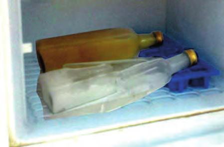 Πείραμα 2 Γέμισε μέχρι το χείλος τους δύο όμοια μπουκάλια γυάλινα ή πλαστικά, το πρώτο με νερό και το δεύτερο με λάδι. Κλείσε τα δύο δοχεία και τοποθέτησέ τα στην κατάψυξη (αριστερή εικόνα).