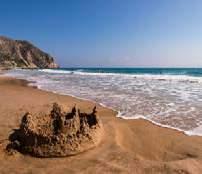 Το νησί, όπου γεννήθηκε ο Ιπποκράτης, ο σημαντικότερος γιατρός της αρχαίας Ελλάδας, προσελκύει χιλιάδες ανθρώπους κάθε καλοκαίρι.