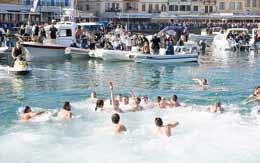 ἐν συνεχείᾳ οἱ Ἱερεῖς ἁγίασαν ὅλους του πιστούς πού προσῆλθαν νά λάβουν τή χάρη καί τή φώτιση