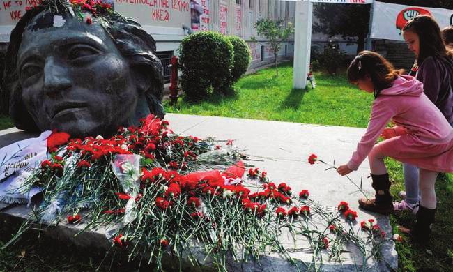 12 Ε ν Ο λ ύ μ π ὼ Θα αναφερθώ τελείως ενδεικτικά και μόνο σε όσους δεν βρίσκονται πλέον ανάμεσα μας-σε ελάχιστους επωνύμους και ανώνυμους- στρατιωτικούς.