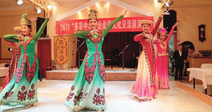 τους αλλά και η ποικιλία των πολύχρωμων παραδοσιακών κινέζικων εθνικών ενδυμασιών με τα εθνικά χαρακτηριστικά από 15 εθνότητες της Κίνας που εμφάνισαν όλη την πολιτιστική γοητεία των βασιλικών και