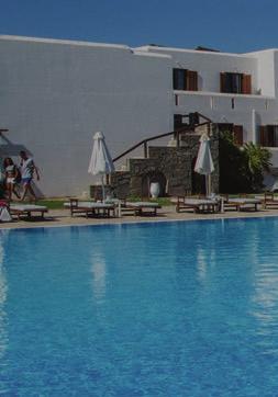 που φτάνουν στην ιδιωτική παραλία του ξενοδοχείου, το PORTO PAROS HOTEL VILLAS & AQUA PARK σας περιμένει και