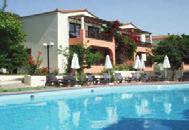 ορισµένα καταλύµατα στο Skopelos Holidays Hotel & Spa διαθέτουν ιδιωτικό εξωτερικό χώρο µε πισίνα και έπιπλα κήπου.