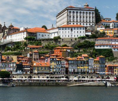περίχωρα της Λισσαβώνας, στη Σίντρα θερινή κατοικία των βασιλέων, το Κασκάις που είναι ένα πολύ όμορφο ψαροχώρι, το Εστορίλ το τουριστικό θέρετρο της Πορτογαλίας και το Cabo da Roca, το δυτικότερο