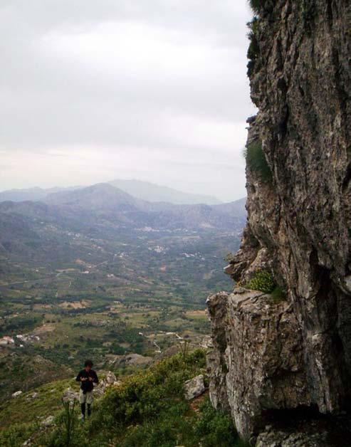 ΔΗΜΗΤΡΗΣ ΣΦΑΚΙΑΝΑΚΗΣ 7 Εικ. 4. Κορακιάς Ατσιπάδων Αγίου Βασιλείου. Το κατακόρυφο χαράκι της ακρώρειας. Μάιος 2007. μας επέτρεπε να φανταστούμε να συνωστίζεται μεγά λο πλήθος ανθρώπων.