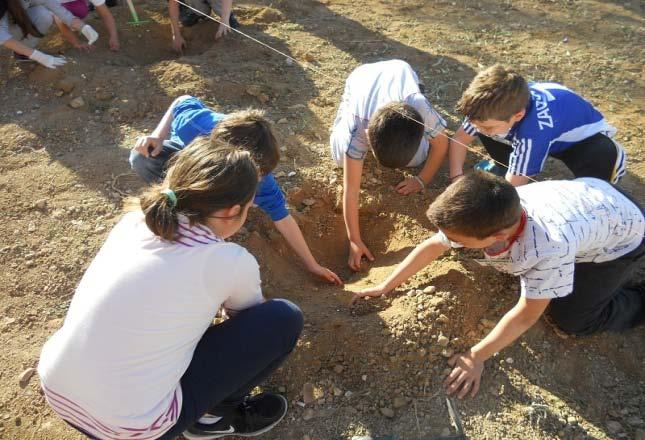 Στον κήπο του σχολείου του ο μαθητής ερευνά τις ηθικές υποχρεώσεις του προς τα όντα ακόμη και τα πιο «ασήμαντα», πχ τα σκουλήκια ή τα νεκρά φύλλα, και όπως αναφέρει ο άγιος Παΐσιος «Εγώ βλέπω τα