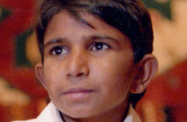 Η ΖΩΗ ΤΟΥ ΙΚΜΠΑΛ Ο Ικμπάλ Μασίχ, γεννήθηκε στο Πακιστάν το 1982. Στην ηλικία των τεσσάρων, πουλήθηκε από την οικογένειά του σαν σκλάβος σε ένα ταπητουργείο για ένα δάνειο μόλις 12 δολαρίων!