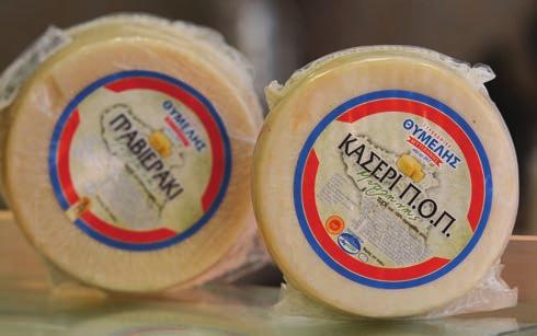 FOOD STORIES ΦΩΤΟΓΡΑΦΙΑ: ΓΕΩΡΓΙΑ ΚΑΡΑΜΑΛΗ ΕΝΑ ΚΑΣΕΡΙ ΣΥΜΒΟΛΟ Προϊοντικό σύµβολο της Τυροκοµικά Θυµέλης από τη Μυτιλήνη αποτελεί το Κασέρι ΠΟΠ, το οποίο παράγεται αδιάκοπα από το 1945 ΤΟΥ ΠΕΤΡΟΥ