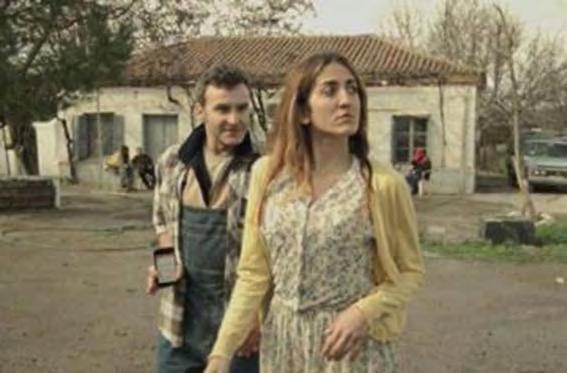 Παρακολουθήστε σε βιντεοσκοπημένη μορφή την παρακάτω διαφήμιση. Σε γνωστή διαφήμιση εταιρείας κινητής τηλεφωνίας παρουσιάζονται ο Κίτσος και η Τασούλα.