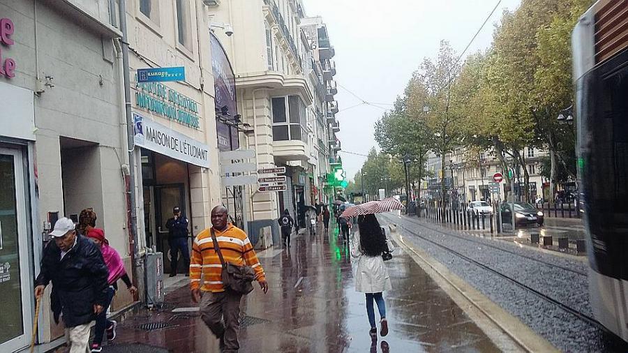 Η νεαρή κοπέλα «καλής οικογένειας» φαίνεται να μετακινείται σχετικά περιορισμένα στον ευρύτερο χώρο της πόλης.