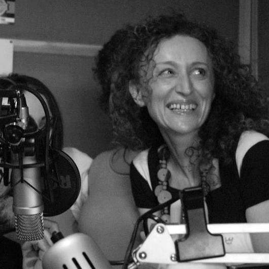 Συνζντευξη με τη ραδιοφωνική παραγωγό Βιβή Παπαςτάθη 15/3/2018 Καλθςπζρα, Βιβι. Ευχαριςτοφμε πολφ που δζχτθκεσ να απαντιςεισ ςτισ ερωτιςεισ μασ! 1. Πωσ αποφάςιςεσ να αςχολθκείσ με το ραδιόφωνο; Οφτε που κυμάμαι!