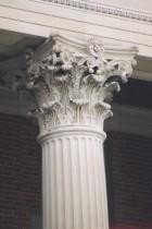 Orden jónico: Las columnas tienen basa. Su fuste es acanalado y más largo y estilizado. El capitel tiene volutas. El arquitrabe suele mostrarse dividido en tres bandas horizontales.
